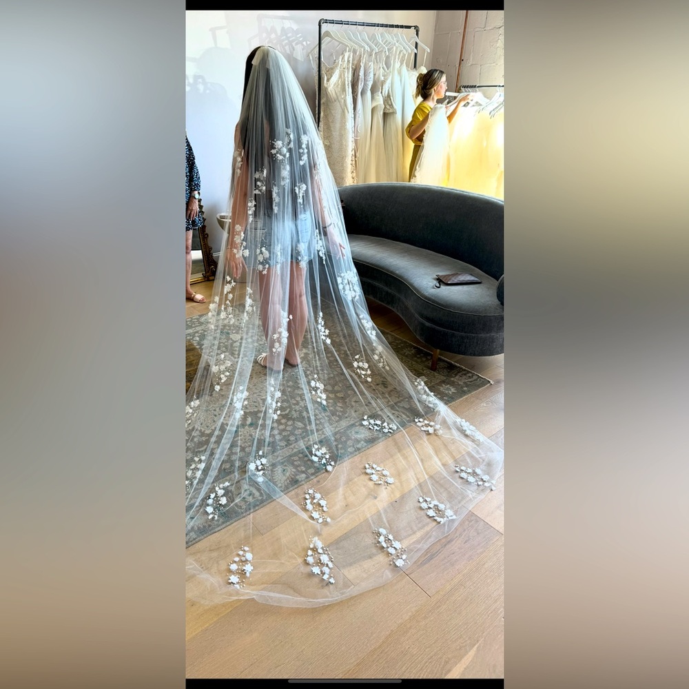 Theia bridal veil